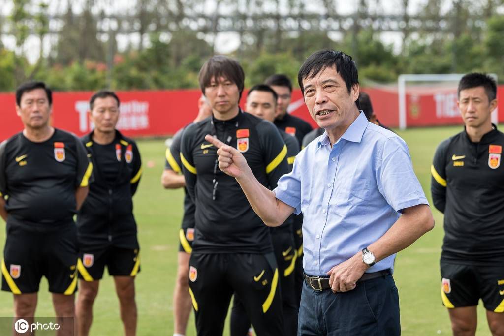 谈及本土元素如何替代日本元素，联合监制尹红波举例道为了符合中国版设置的年代，将原著中的披头士替代为迈克尔;杰克逊